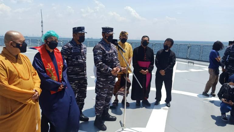 The Indonesian National Armed Forces (TNI) Navy held an interfaith prayer aboard the Semarang-594 warship, sailing in Jakarta waters on September 23.