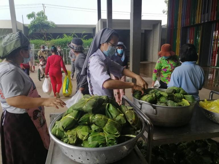 Salesian Sisters in Cambodia have been distributing food materials and cooked meals to those affected by the Covid pandemic packed in banana leaves.  The nuns inspired both volunteers and the food recipients to care for the environment and minimize the use of plastic. 