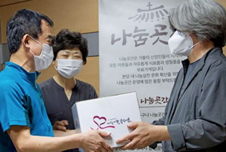 Catholics in parishes of Daegu Archdiocese share daily essentials with poor neighbors hit hard by the Covid-19 pandemic