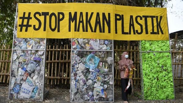 Indonesian museum made from plastic bottles, bags highlights marine crisis