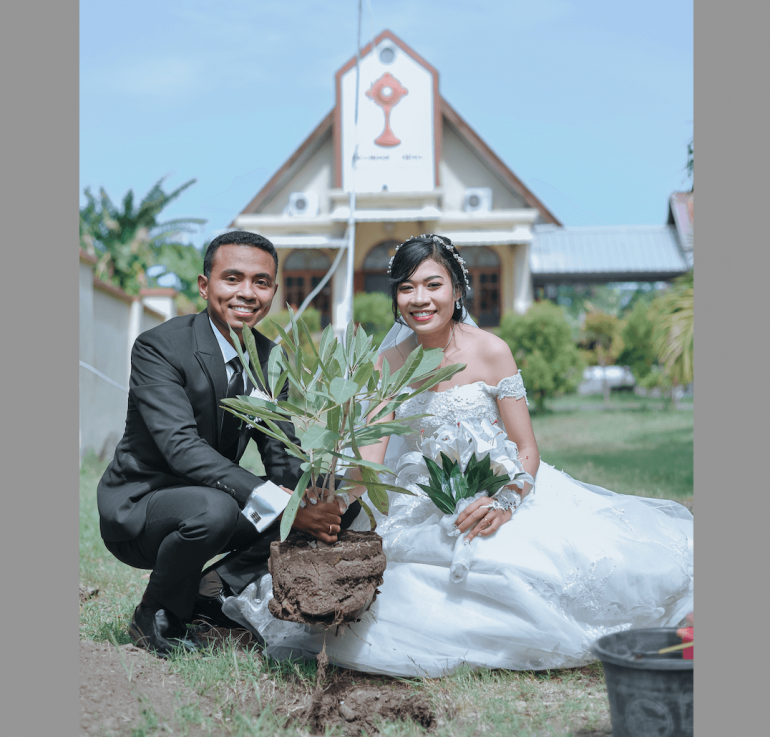The couple offered a plant and planted it in the churchyard at the time of their wedding Mass. Besides, they also gave plant souvenirs to all guests who attended their wedding reception.