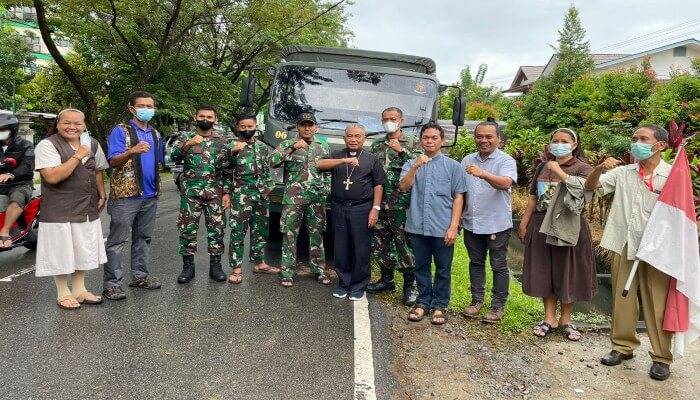 In collaboration with the Indonesian Army, Pontianak Archdiocese (KAP) distributed relief for flood victims in the Sintang and Sanggau dioceses, West Borneo Province of Indonesia.