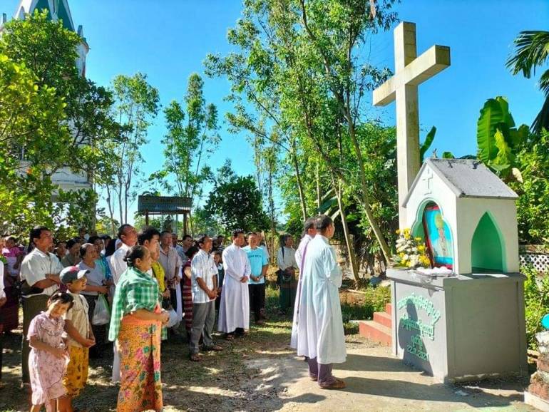 Myanmar people build a headstone for their departed Bishop, who always sort a peaceful place to meditate.  Four months ago, Bishop John Hsane Hgyi died of Covid-19 on July 22.