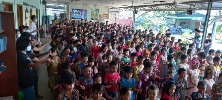 Catholics Nuns celebrate Christmas with 300 Buddhist Children Catholic nuns in Myanmar celebrated Christmas with Buddhist children in Haling Thar Yar and vendors in Mayangone Townships in Yangon on December 24.