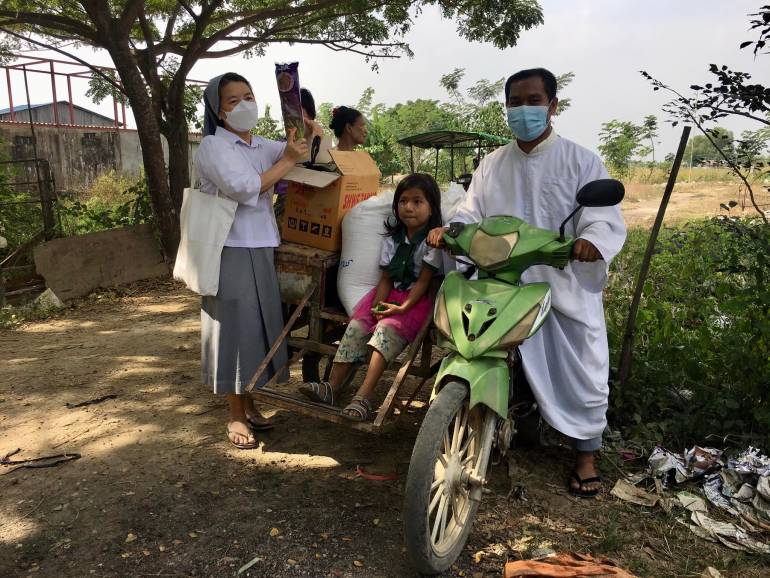 Myanmar Salesian nuns in Hlaing Thar Yar distributed food aids to the poorest families in the slums of East Dagon, Yangon, on December 22.