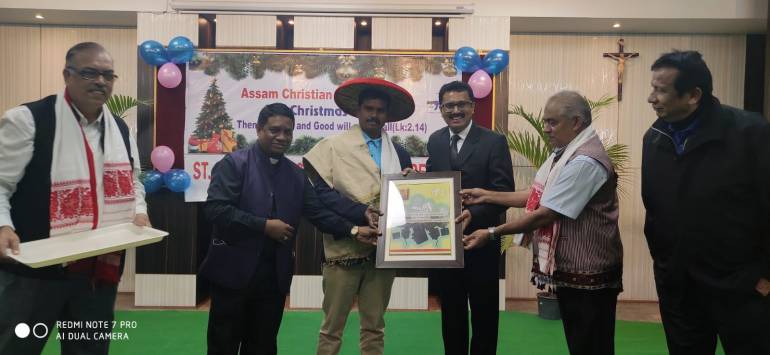 Indian Catholic journalist awarded for outstanding local contribution Pores Aind, a Catholic journalist from Northeast India, received the first NESCOM Journalism Award for contributing towards local journalism for the last 19 years.