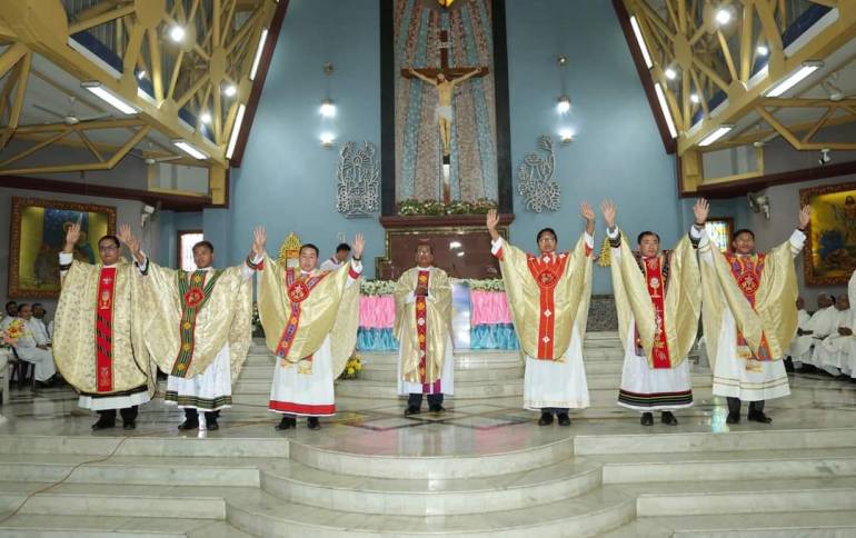 Archbishop Dominic Lumon of Imphal ordained six deacons as Catholic priests at St.  Joseph’s Cathedral, Imphal in the Northeastern Indian state of Manipur on December 19.