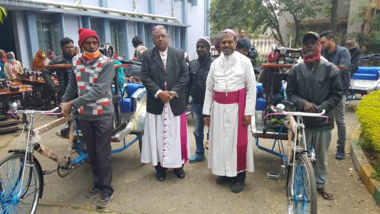 Ranchi archdiocese marked Christmas Day with Christmas presents to ensure the livelihood of sixty-two poor and needy people. The Archdiocese reached out to the extremely poor families who were most affected during the second wave of the Covid pandemic.