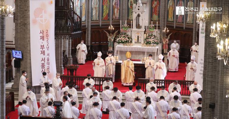 Seoul Archdiocese in South Korea on January 28 ordained 23 new priests including three from missionary orders at Myeongdong Cathedral in the capital Seoul. 