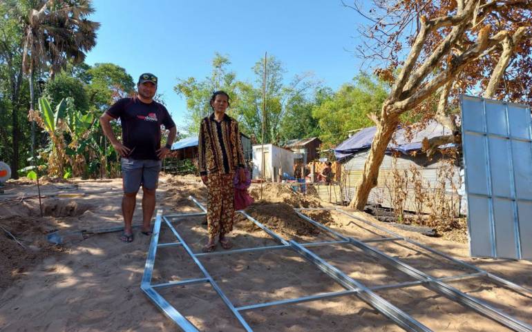 Cambodia: Catholic man raise funds to rebuild a burnt house for a poor lady In Cambodia, a Catholic layman raised USD 1,170 to build a new house for a poor old lady whose home was burnt on December 15.