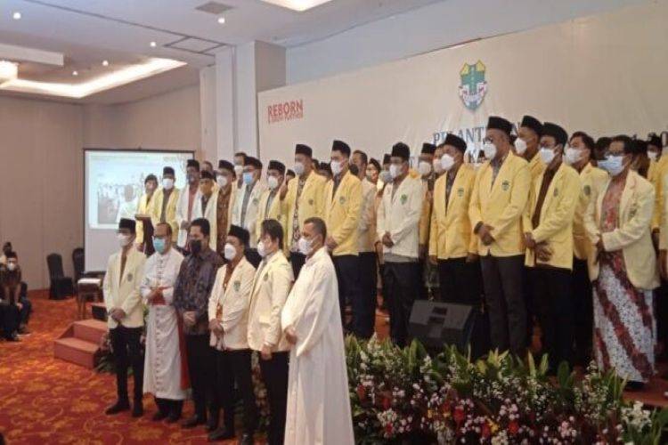 Jakarta Cardinal Ignatius Suharyo Hardjoatmodjo installed the office bears of the Catholic Youth Center Committee for 2021-2024.