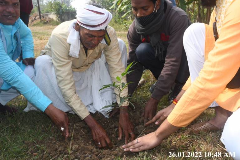 A leading Jesuit college in India's Bihar state has given its prestigious 'Pride of Bihar' award to an illiterate Dalit man who single-handedly dug a five-kilometer canal over rocky terrain to improve the water table of his village.