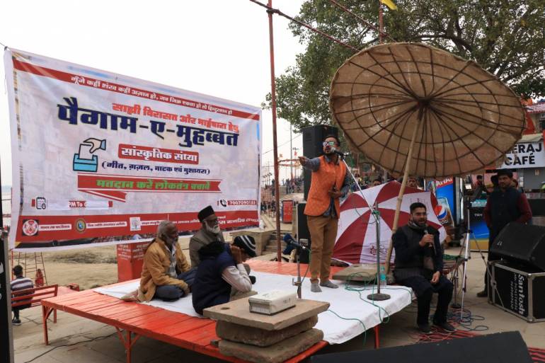 India: "Message of Love" campaign to combat forces spreading sectarian violence India's Civil Society organisations in Varanasi, the capital of Uttar Pradesh (UP), have come together to combat fundamentalist forces and prevent sectarian violence even as India's most populous state readies for elections.