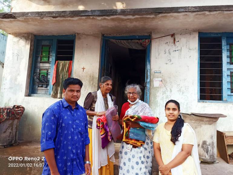 St. Claret Youth of Vishapatnam Archdiocese in Andhra Pradesh offered blankets and sarees as new year gifts to the poor in the slum of Velangini Matha parish, Kailasapuram.