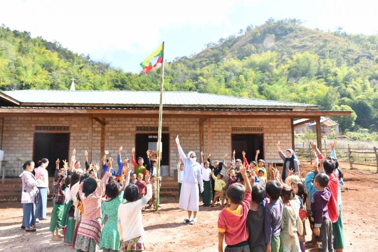Myanmar’s  Lashio diocese built a new school for children of people fleeing regional war in a remote village in Shan State. The new school is set up in Ban San village in the parish of the Sacred Heart Cathedral for children who have no access to education. 