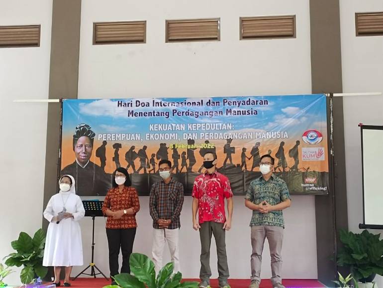 Faith-based NGOs promote “collective concern” to stop Human trafficking In collaboration with Talitha Kum, a faith-based organization, the Peace Justice and Pastoral Commission for Migrant Migrants (KKPPMP) of the Tanjungkarang Diocese held a seminar on human trafficking on February 10 at Matow Way Hurik, Tanjungseneng, Indonesia.