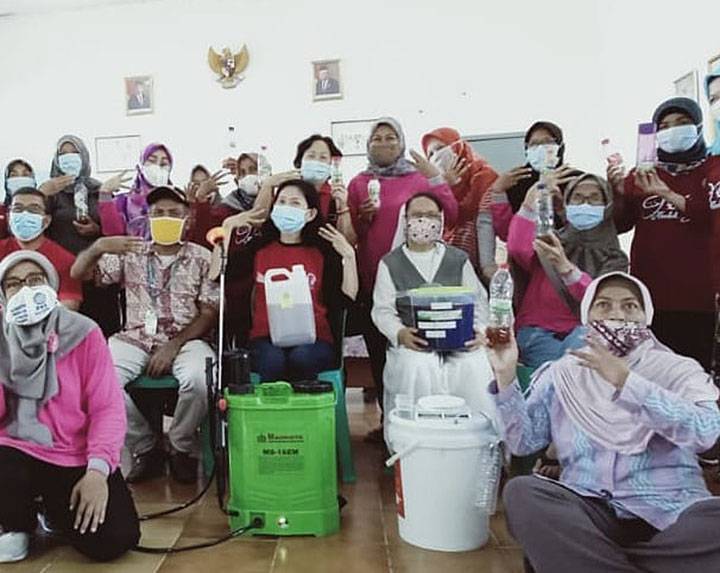 Kitchen Waste Can Possibly Heal the World From St. John Bosco Parish in Jakarta, Indonesia, comes some really good news: you can turn your kitchen waste into a powerful enzyme that can possibly 'heal the world.' St. John Bosco Parish, Jakarta, is home to the two-year-old Bosco Eco Enzyme (BEE) community, whose members are parish priests and parishioners, religious, housewives, students, and government officials. Christians and non-Christians are all involved in making the eco enzymes - a simple act of love to save Mother Earth.