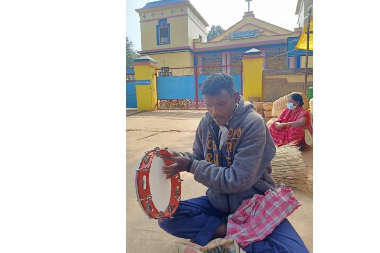 A blind man in the eastern Indian state of Odisha has an incredible mission of praise and worship in Christian hymns at a market inspiring hundreds of people.