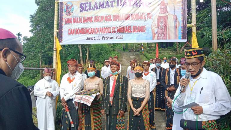 Ruteng Diocese’s Health Commission gave free medical exams and treatment to the people of St. Mikael Beanio and students. The students donated blood for humanitarian reasons at the Catholic University of Saint Paul in Flores, Indonesia, on February 11 and 12. 