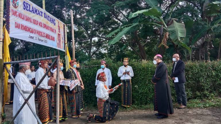 Ruteng Diocese’s Health Commission gave free medical exams and treatment to the people of St. Mikael Beanio and students. The students donated blood for humanitarian reasons at the Catholic University of Saint Paul in Flores, Indonesia, on February 11 and 12. 