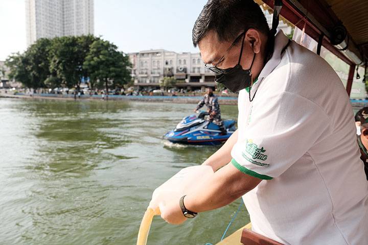 From St. John Bosco Parish in Jakarta, Indonesia, comes some really good news: you can turn your kitchen waste into a powerful enzyme that can possibly  'heal the world.' St. John Bosco Parish, Jakarta, is home to the two-year-old Bosco Eco Enzyme (BEE) community, whose members are parish priests and parishioners, religious, housewives, students, and government officials. Christians and non-Christians are all involved in making the eco enzymes - a simple act of love to save Mother Earth.