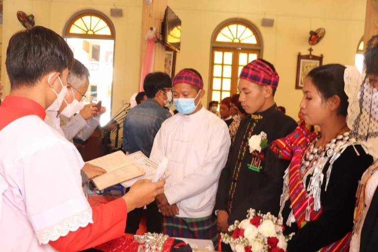 On February 14, 28 couples joined in the holy sacrament of matrimony in Aung Nan Cathedral in the diocese of Myitkyina, Myanmar. But due to Covid Pandemic and political situation, many couples missed the opportunity to tie the knot. Although some couples are already married according to the common law (traditional way), they are yet to celebrate it in a church setting.