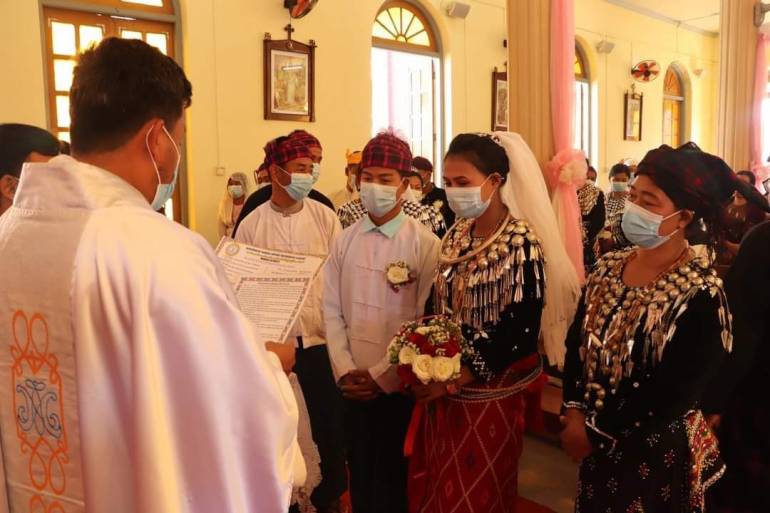 28 couples say “I Do” at the altar in Myanmar on Valentine Day On February 14, 28 couples joined in the holy sacrament of matrimony in Aung Nan Cathedral in the diocese of Myitkyina, Myanmar. But due to Covid Pandemic and political situation, many couples missed the opportunity to tie the knot. Although some couples are already married according to the common law (traditional way), they are yet to celebrate it in a church setting.
