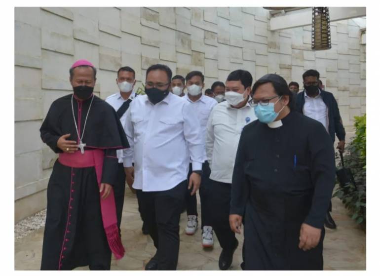 Minister of Religion wishes to invite Pope Francis to Indonesia Indonesian Minister of Religion Yaqut Cholil Qoumas wishes to welcome Pope Francis to Indonesia. He said he wanted to invite Pope Francis to experience the beauty of the diversity of Indonesian and greet Indonesian Catholics directly.