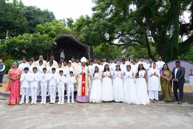 Cardinal Poola with children