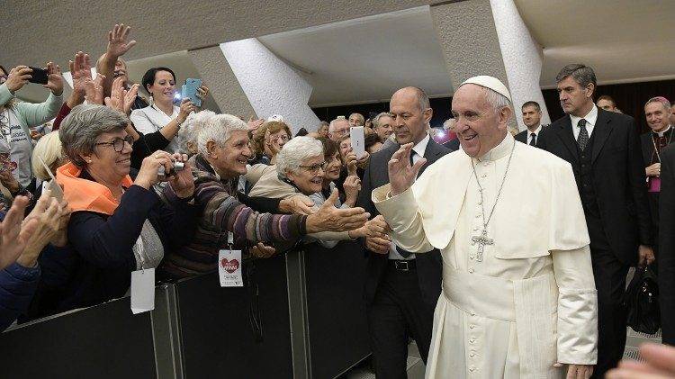 Pope with Elderly Pope Francis urges to pray for the elderly, so that they may be “teachers of tenderness”.