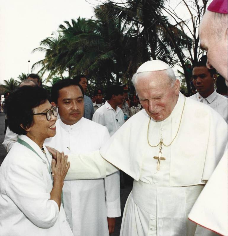 Ms. Erlinda So with the Holy Father, Pope John Paul II during the celebration of RVA Silver Jubilee on January 14, 1995. Ms. Erlinda So with the Holy Father, Pope John Paul II during the celebration of RVA Silver Jubilee on January 14, 1995.