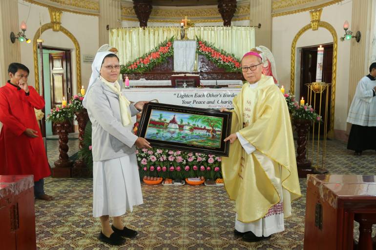 Archbishop Marco Tin Win offers gift to FMM Superior General