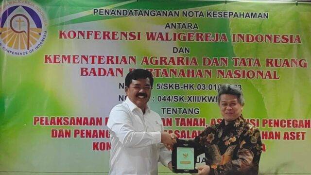 Bishop Antonius Subianto Bunyamin, OSC and Mr. Hadi Tjahjanto (Photo credit mirifica.net)