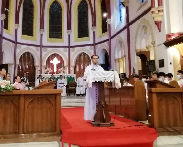Bishop Noel Saw Naw Aye delivers sermon at Holy Trinity Cathedral in Yangon