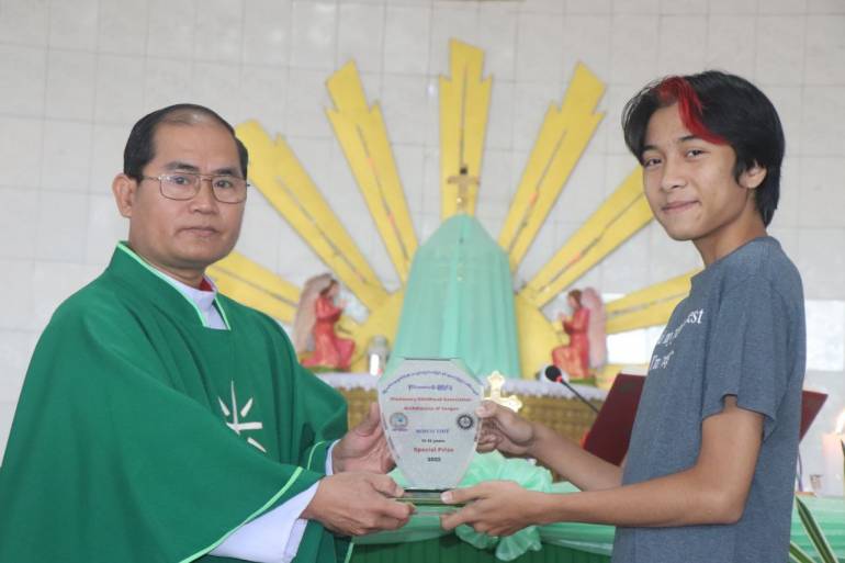 Bosco Khant Lu Thit receives the award