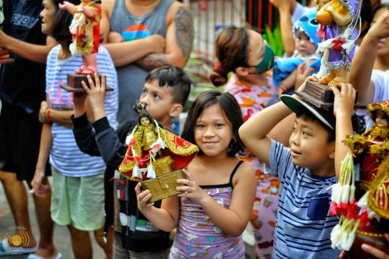 Devotees with their Sto Niño image in Tondo Manila