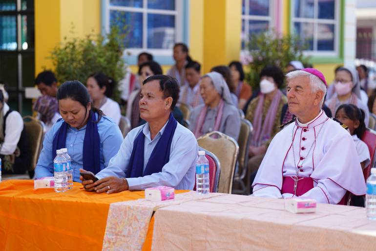 Msgr. Enrique Figaredo with Government officers in Church's inauguration