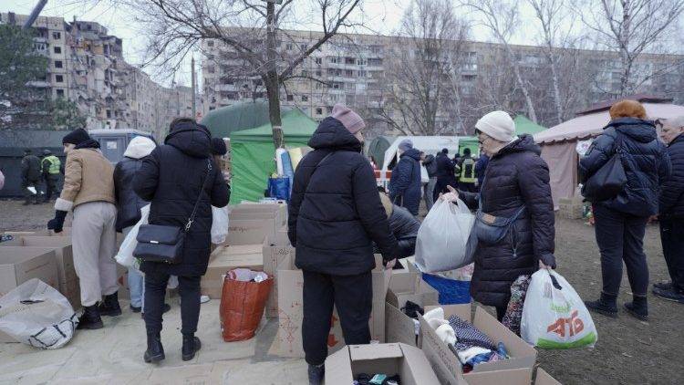 Ukrainians bring help to the residents in Dnipro