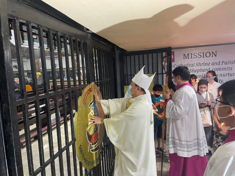 Bishop Roberto Gaa closes the Jubilee Door