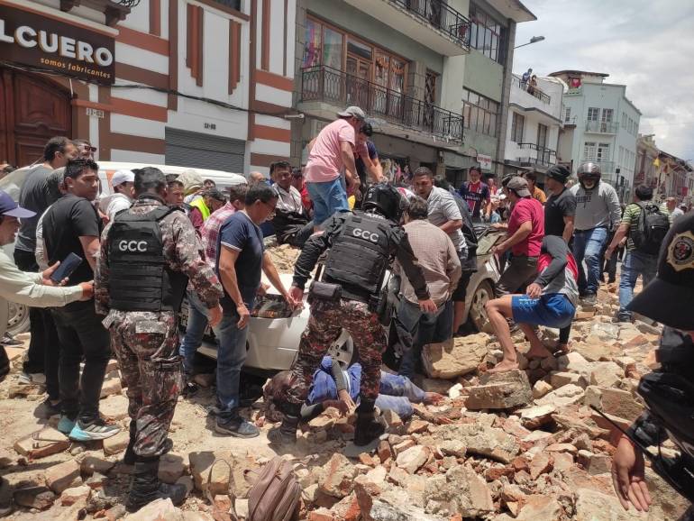 6.8 magnitude Ecuador earthquake (Photo credit Leah Bolger Facebook)