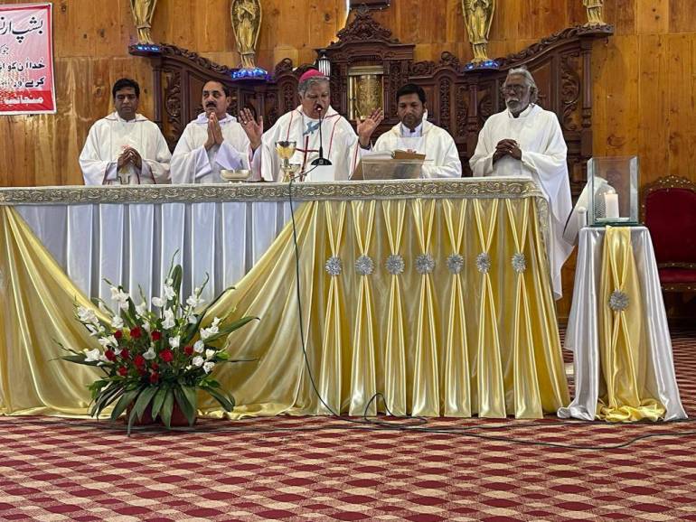 Bishop of Mutan Yousaf Sohan Celebraes the mass on June 2023