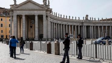 Italian police guard a shuttered St. Peter's Square (ANSA)