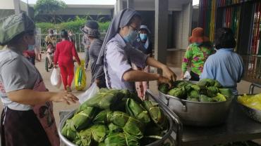 Salesian Sisters in Cambodia have been distributing food materials and cooked meals to those affected by the Covid pandemic packed in banana leaves.  The nuns inspired both volunteers and the food recipients to care for the environment and minimize the use of plastic. 