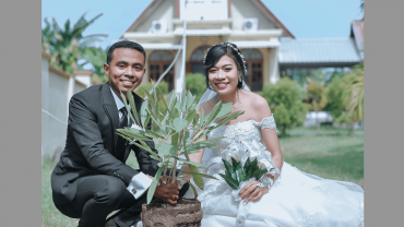 The couple offered a plant and planted it in the churchyard at the time of their wedding Mass. Besides, they also gave plant souvenirs to all guests who attended their wedding reception.