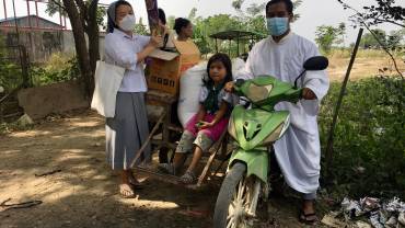 Myanmar Salesian nuns in Hlaing Thar Yar distributed food aids to the poorest families in the slums of East Dagon, Yangon, on December 22.