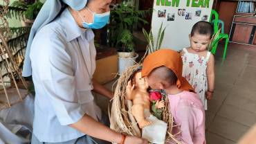 Catholic nuns in Myanmar celebrated Christmas with Buddhist children in Haling Thar Yar and vendors in Mayangone Townships in Yangon on December 24.