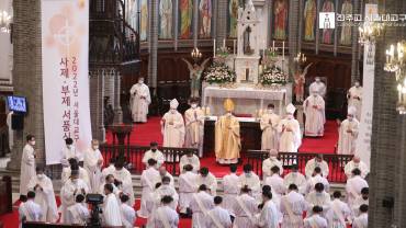 Seoul Archdiocese in South Korea on January 28 ordained 23 new priests including three from missionary orders at Myeongdong Cathedral in the capital Seoul. 