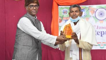 A leading Jesuit college in India's Bihar state has given its prestigious 'Pride of Bihar' award to an illiterate Dalit man who single-handedly dug a five-kilometer canal over rocky terrain to improve the water table of his village.