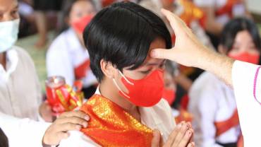 Bishop Olivier Schmitthaeusler of Cambodia administered the sacrament of confirmation to forty-one young people at Saint Mary Immaculate Catholic Church, Samrong Thom village, Kein Svay district, Kandal province, 30 kilometers from the capital Phnom Penh. 