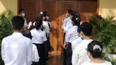 In a symbolic gesture,  15 adult candidates stood at the closed church door, wearing black and white clothes requestioning to seek baptism and be part of the Christian community.  A priest opened the church door and asked: What can I help you?  The candidate responded, “I ask to enter the church.” The ceremony was held at Saint Peter and Saint Paul Church in Phnom Penh city on February 20. 